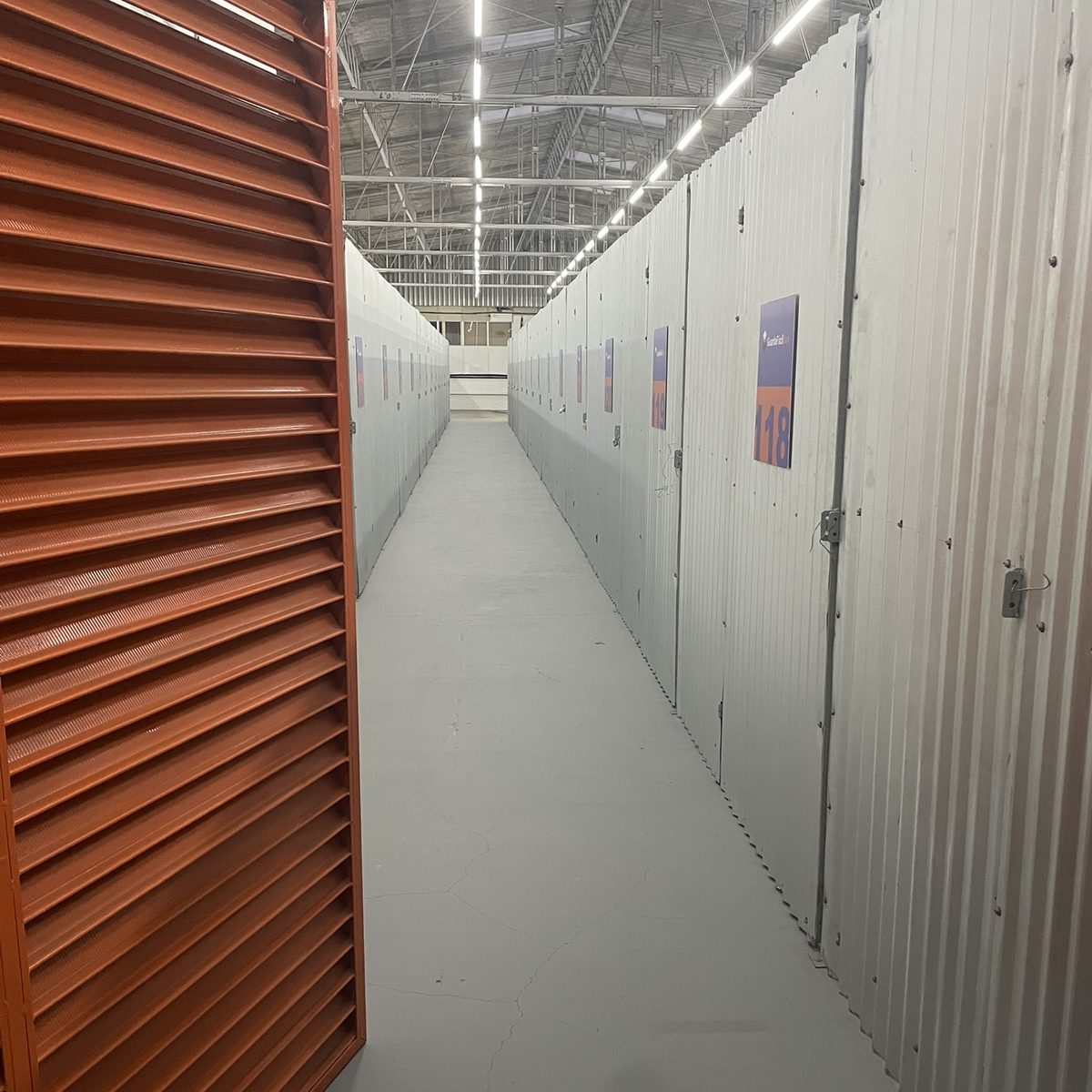 Corredor interno da GuardaFácil Box, com boxes numerados e iluminação em fita